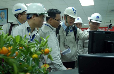 Engineers working at Dung Quat Oil Refinery (Photo: SGGP)
